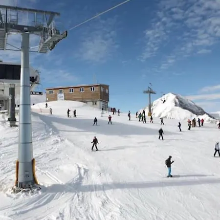 Breathtaking Mountain View 3 Bedrooms 아파트 *